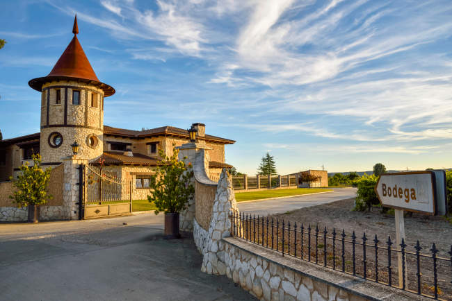 Entrada de Bodegas López Cristóbal desde la carretera Fuentecen para nuestros visitantes 